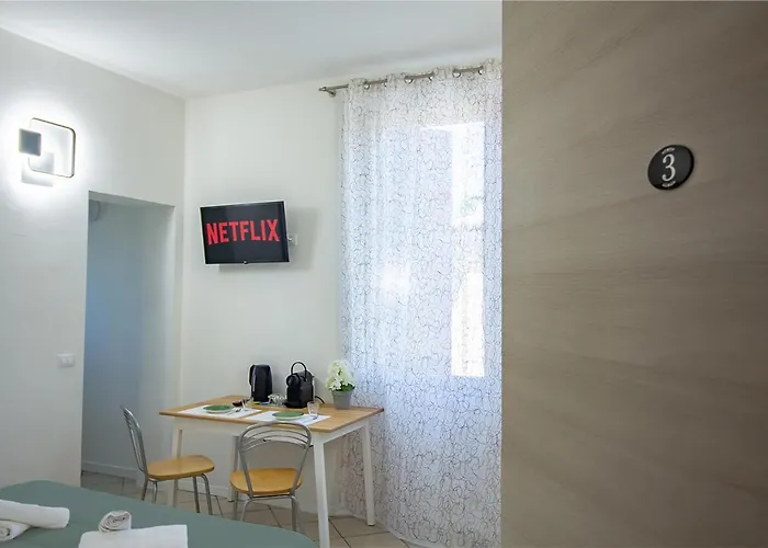 Athena - Parcheggio Privato ゲストハウス ボローニャ